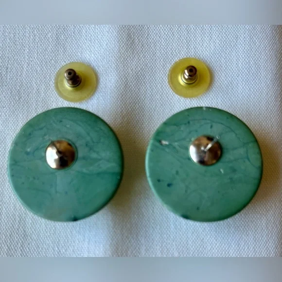Jade Stone Ribbed Earrings - Picture 3 of 16